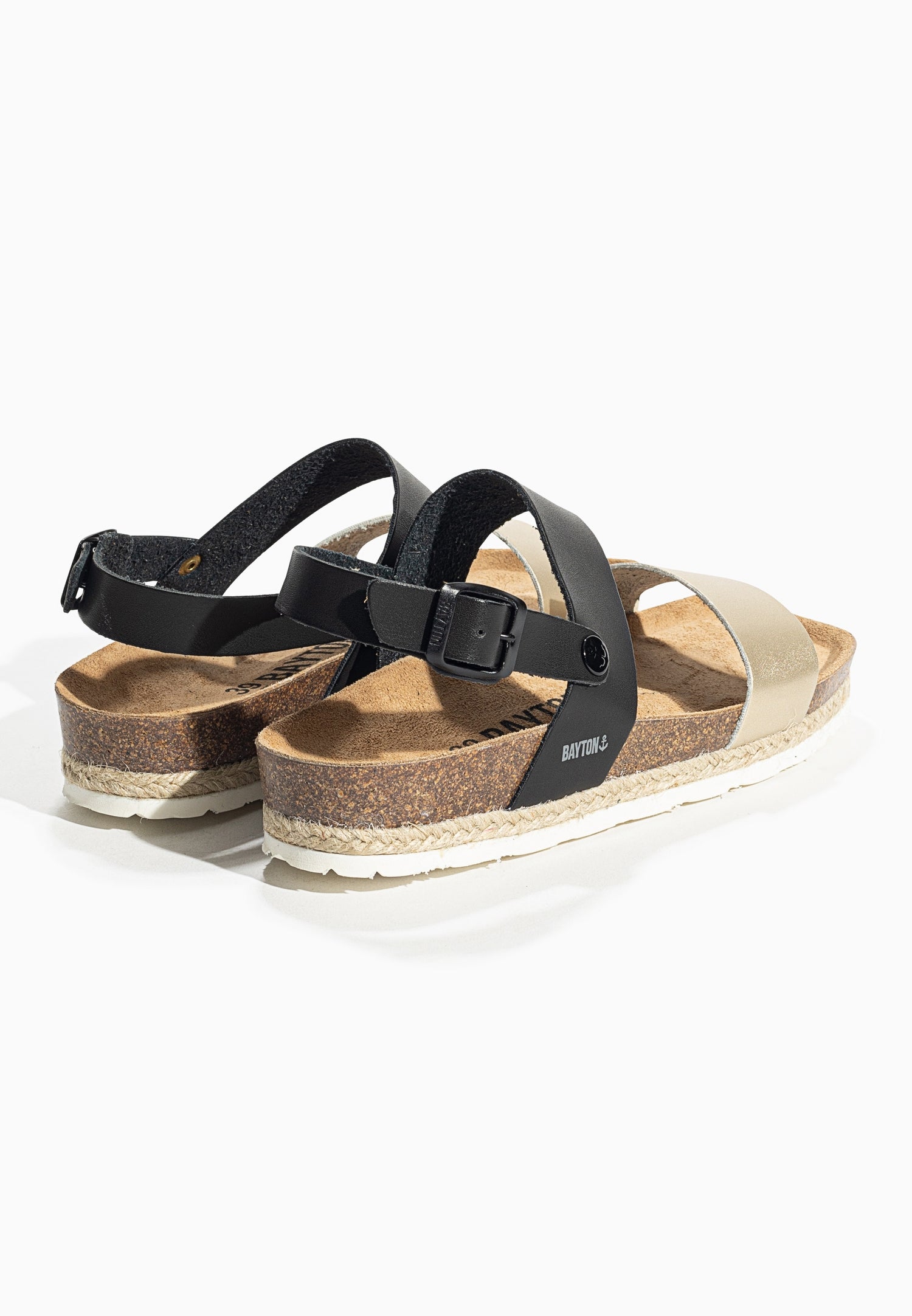 Sandalias en tono negro y dorado