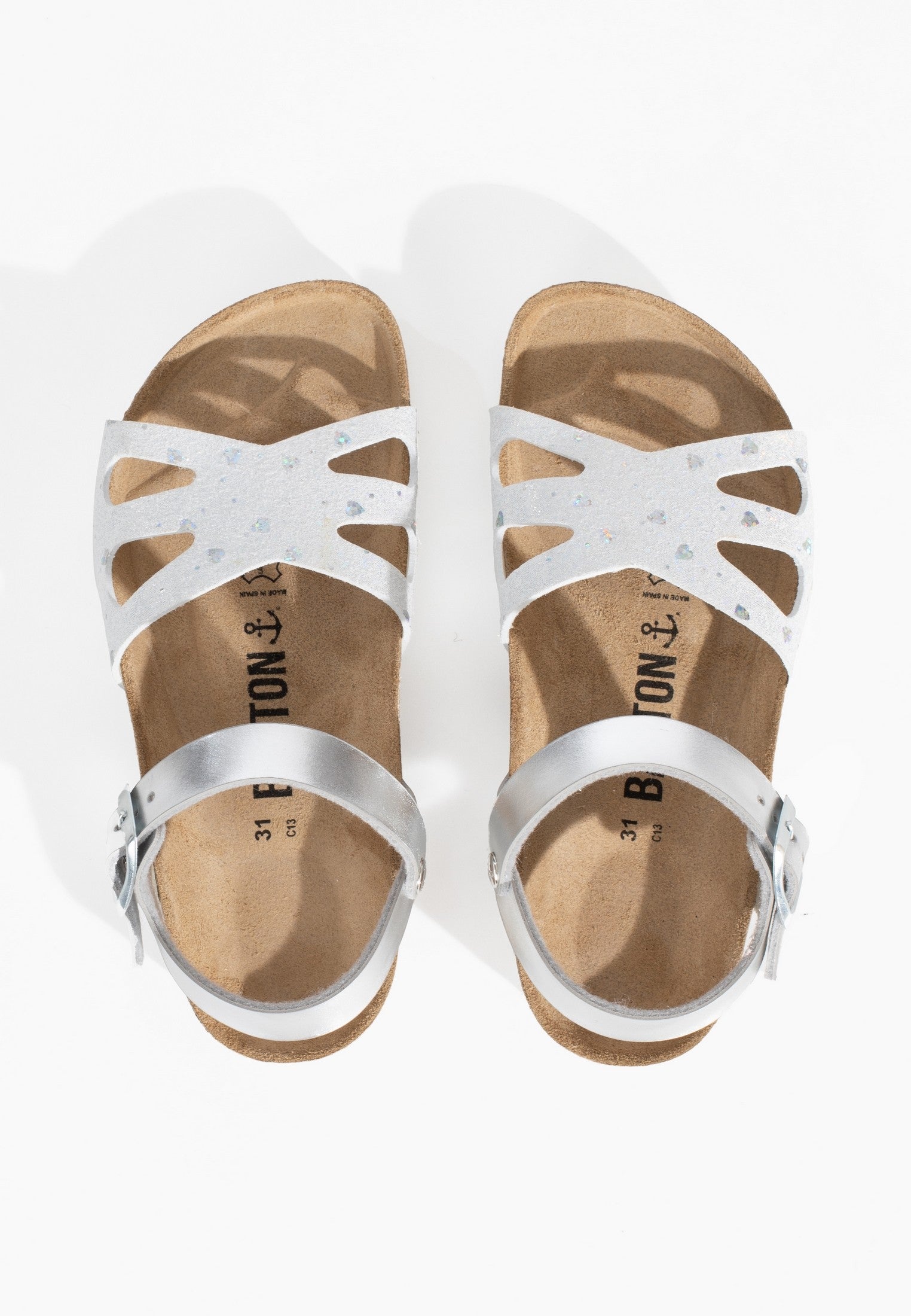 Sandalias de mariposa con múltiples tiras blancas y plateadas