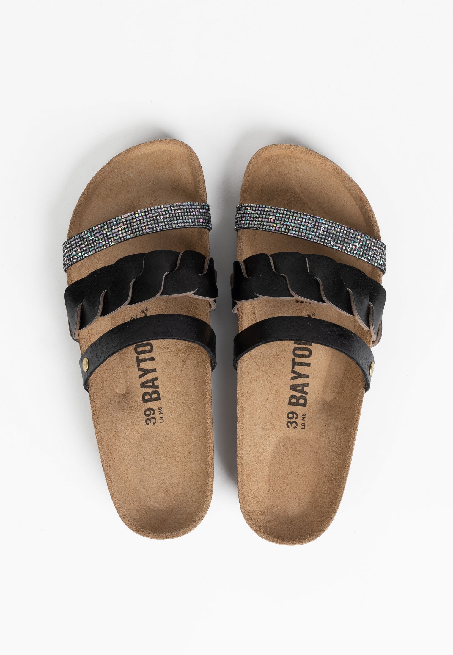 Sandalias coral con múltiples tiras en negro y gris